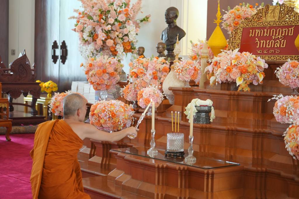 อธิการบดี มมร เมตตาให้ผู้รับทุนการศึกษาสมเด็จพระสังฆราชฯ เพื่อศึกษาในประเทศและต่างประเทศ เข้าถวายสักการะและรับฟังโอวาท